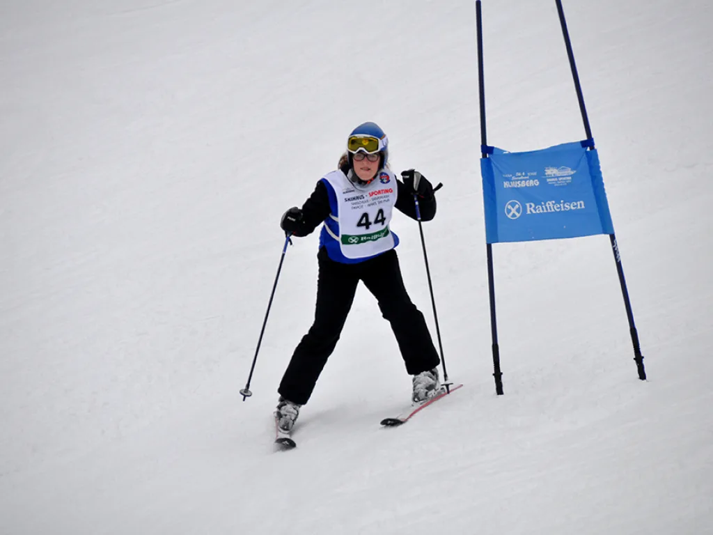 Skifahrerin mit Startnummer 44 neben dem blauen Tor.